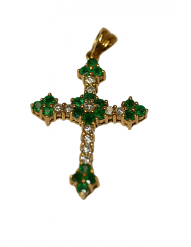 Pendentif or jaune en forme de croix chrétienne ornée de 11 diamants et 19 émeraudes outlet