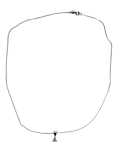 Collier or gris avec pendentif diamant est présent 