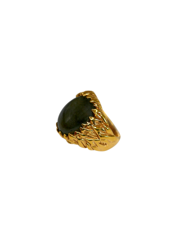 Bague or jaune 750 ouvragée et accueillant une lumineuse labradorite de pas cher